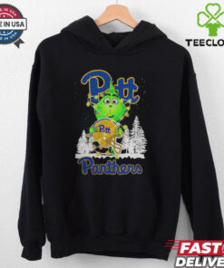 The Grinch Hug Pittsburgh Panthers Helmet Christmas Shirt