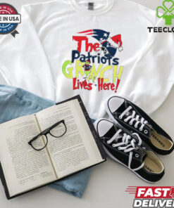 The New England Patriots Grinch Lives Here Christmas T Shirt