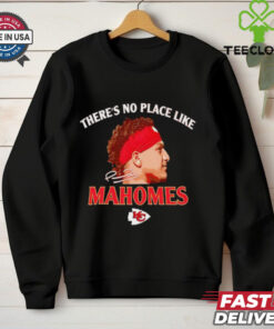 There's No Place Like Mahomes Chiefs Signature Shirt, featuring Patrick Mahomes' signature and a bold graphic, celebrating his leadership and iconic moments with the Kansas City Chiefs. Perfect for fans showing their support for Mahomes and the Chiefs.