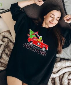 Happy Merry Christmas The Grinch drive a car Georgia Bulldogs football logo flag gift shirt