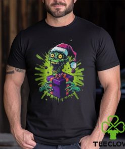 Zombie tenant une boîte cadeau coiffé d'un chapeau de Noël T shirt 1 Zombie tenant une boîte cadeau coiffé d'un chapeau de Noël T shirt