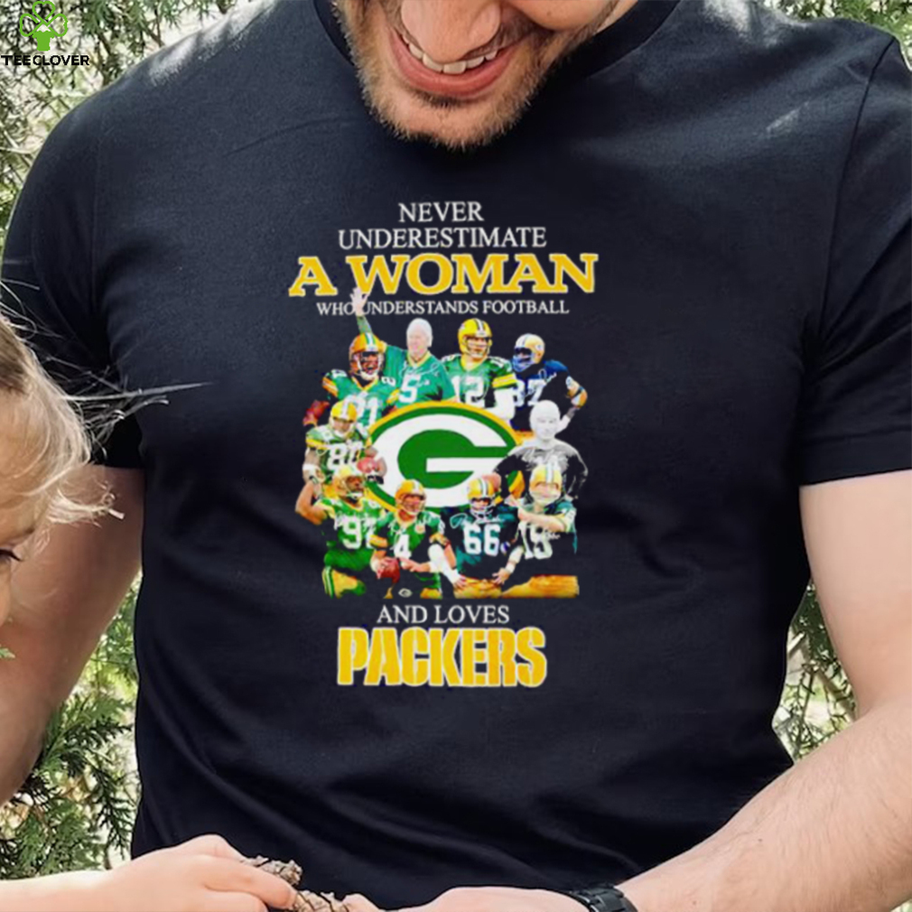 never underestimate a woman who understands football and loves packer all signature shirt shirt
